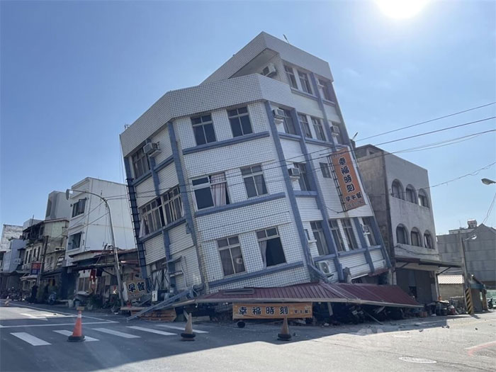 Picture 2 of Houses tilted and mountains collapsed during the Taiwan earthquake