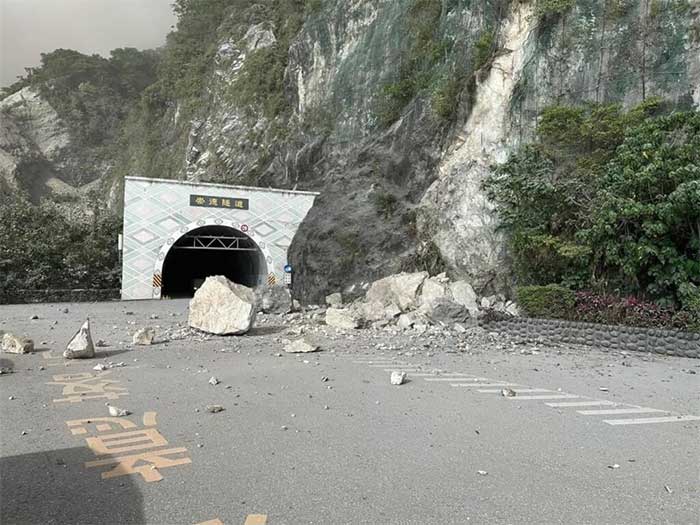 Picture 4 of Houses tilted and mountains collapsed during the Taiwan earthquake