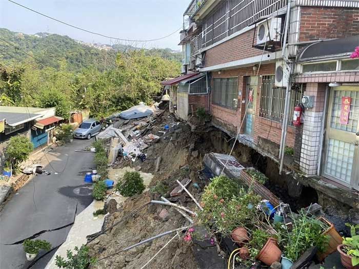 Picture 8 of Houses tilted and mountains collapsed during the Taiwan earthquake