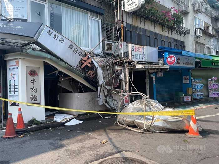 Picture 9 of Houses tilted and mountains collapsed during the Taiwan earthquake