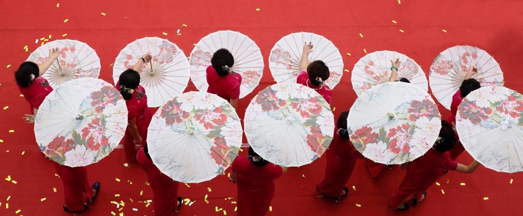 How are traditional Japanese umbrellas passed down for thousands of years? Picture 2