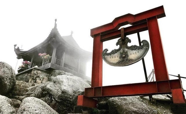 Picture 1 of How did people create the 'golden lotus on the sacred peak of Yen Tu'?