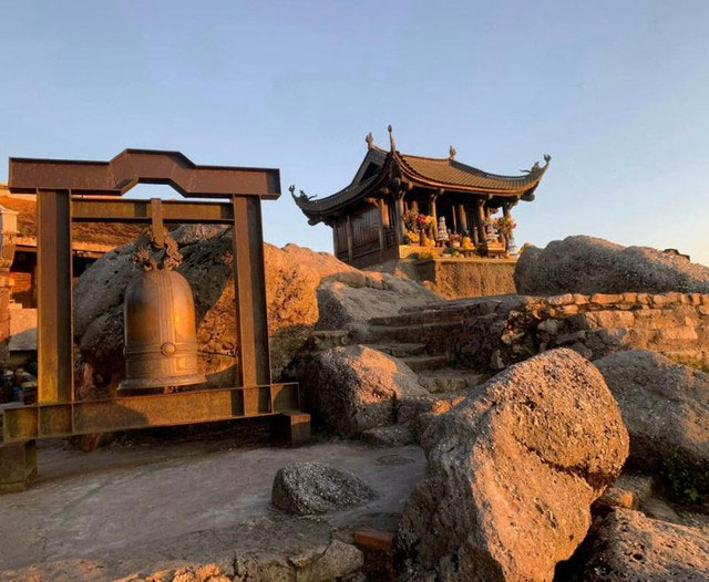 Picture 4 of How did people create the 'golden lotus on the sacred peak of Yen Tu'?