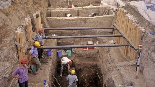 Picture 1 of How did the world's first great settlements mysteriously collapse?