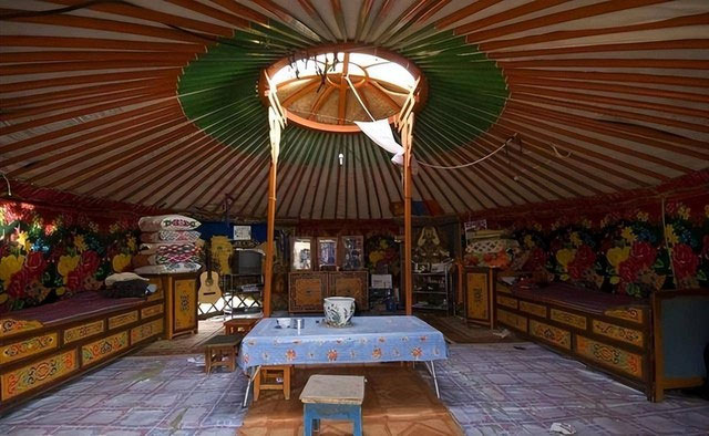 Picture 4 of How do Mongolian nomads living in tents go to the toilet and bathe?