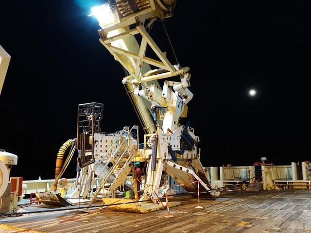 How Google, Facebook put thousands of miles of fiber optic cable under the sea floor? Picture 11