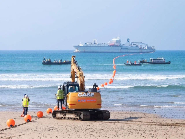 How Google, Facebook put thousands of miles of fiber optic cable under the sea floor? Picture 16