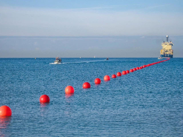 How Google, Facebook put thousands of miles of fiber optic cable under the sea floor? Picture 17