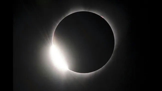 Picture 1 of How will the total solar eclipse on April 8 take place?