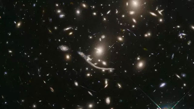 Picture 3 of Hubble has discovered a 'mysterious golden dragon' 4 billion light-years away, spanning 5 galaxies!