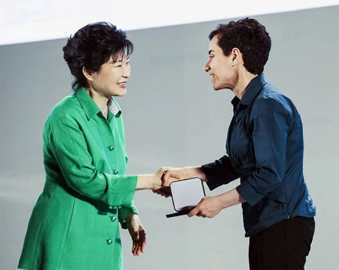 In the world, there have been only 5 women who have won the highest mathematics prize in the past 90 years Picture 1