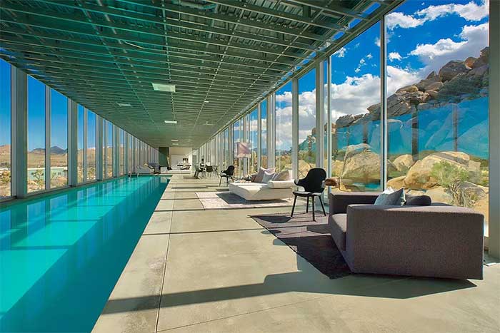 Picture 2 of Inside the 'Invisible House' worth nearly 440 billion VND in the middle of the desert: There is a swimming pool almost as long as the house, the rental price is hundreds of millions/night