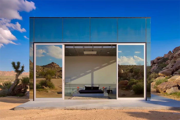 Picture 3 of Inside the 'Invisible House' worth nearly 440 billion VND in the middle of the desert: There is a swimming pool almost as long as the house, the rental price is hundreds of millions/night
