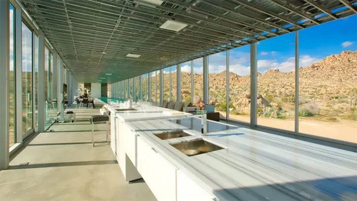 Picture 4 of Inside the 'Invisible House' worth nearly 440 billion VND in the middle of the desert: There is a swimming pool almost as long as the house, the rental price is hundreds of millions/night