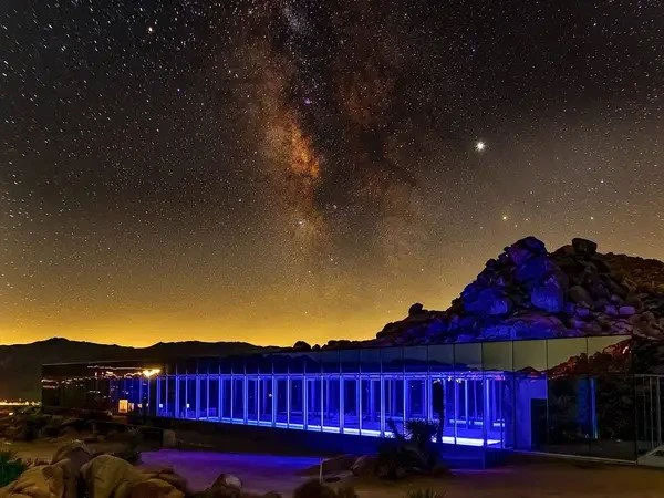 Picture 5 of Inside the 'Invisible House' worth nearly 440 billion VND in the middle of the desert: There is a swimming pool almost as long as the house, the rental price is hundreds of millions/night