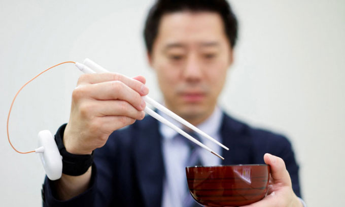 Picture 1 of Japan makes electronic chopsticks that make food 1.5 times more salty