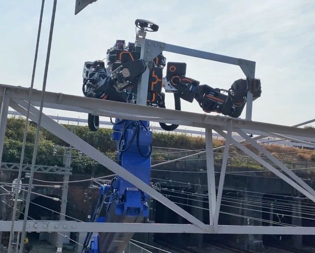 Japan makes giant construction robots controlled by virtual reality, cool like the Jaegers in Pacific Rim Picture 5