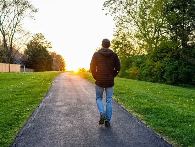 Picture 1 of Just 2 minutes of walking after a meal also helps prevent diabetes