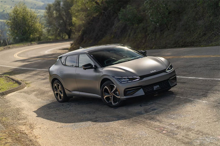 Picture 1 of KIA's 'bizarre' experiment: If you ride an electric car and listen to this song, your battery will soon run out