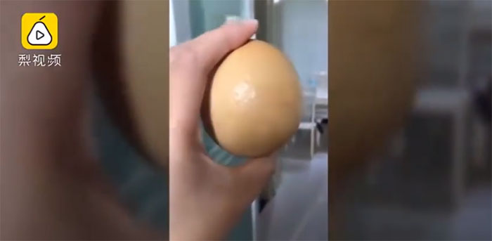 Picture 1 of Killing a hen that hasn't laid eggs for 5 years, the owner was surprised to see a 'treasure'