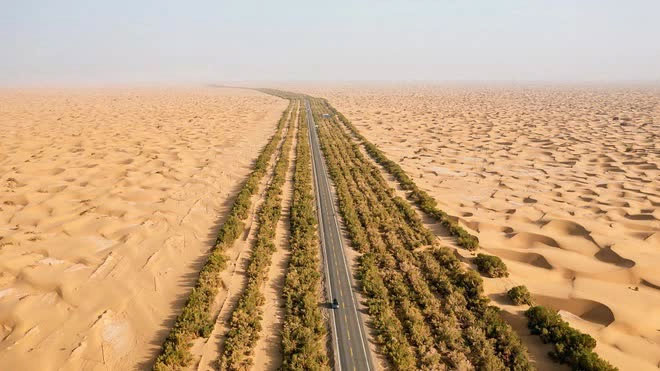 Picture 1 of Lacking electricity and water, how did China build thousands of kilometers of highway across the Taklimakan desert?