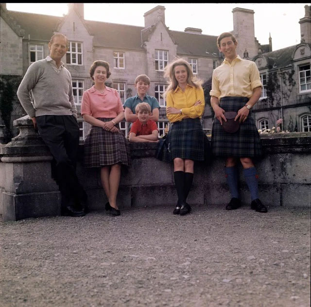Let's look back at the British Royal Family's Christmas card series over the past 100 years Picture 4