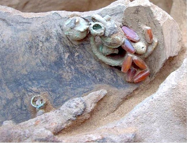 Picture 2 of Listen to the story of a thousand-year-old set of jewelry in a tomb
