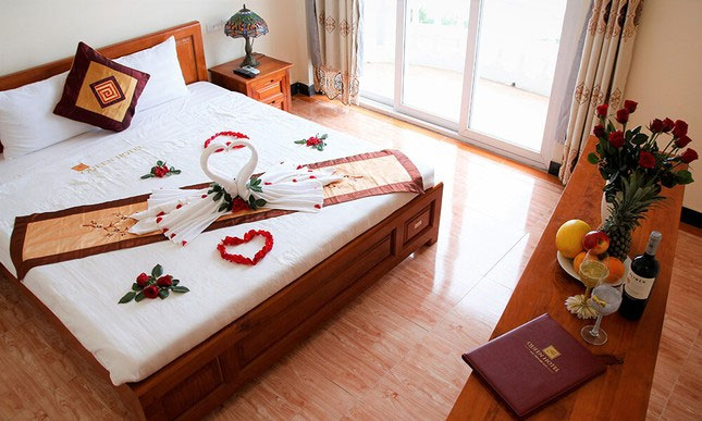 Picture 2 of Little-known facts about the dark towel draped across hotel beds