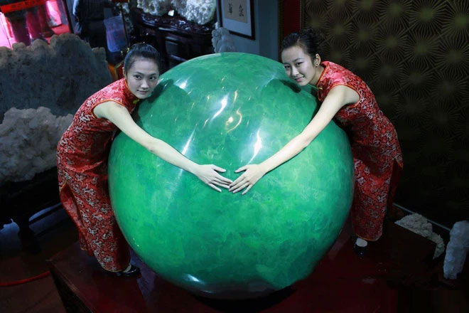 Picture 2 of Man dug up the world's largest 6-ton pearl but no one dared to buy it!