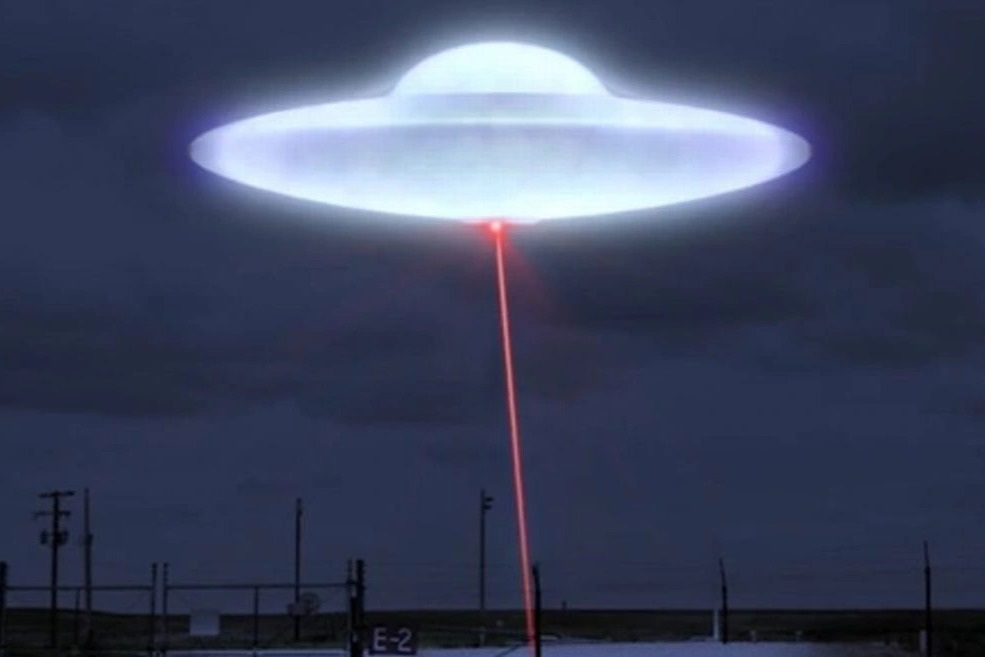 Marvel at dozens of glowing flying objects moving at an altitude of 12 km Picture 2
