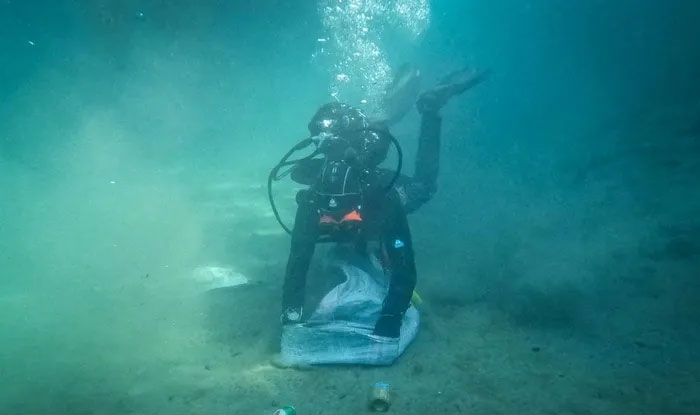 Picture 2 of More than 6 million tons of plastic waste are floating in rivers, lakes and oceans.