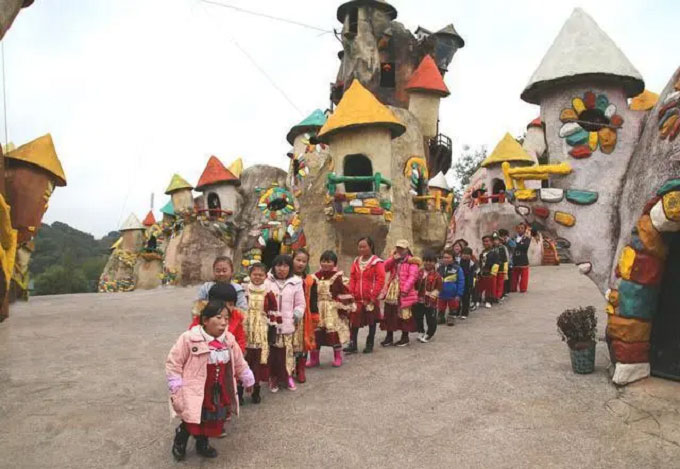 Picture 7 of Mysterious Dwarf Village in China: A fairy tale world hidden in real-life forests and mountains!