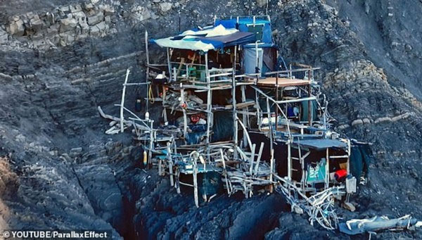 Picture 4 of Mysterious house appears on the steep cliff 'Devil's Slippery Slope', which no one can get close to
