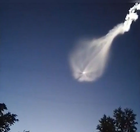 Picture 1 of Mysterious jellyfish-shaped object flying into Earth's atmosphere worries many people