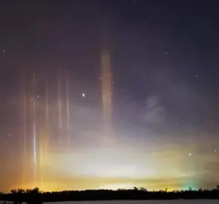 'Mysterious light column' in the sky of Hanoi has appeared in many places, what phenomenon is this? Picture 3