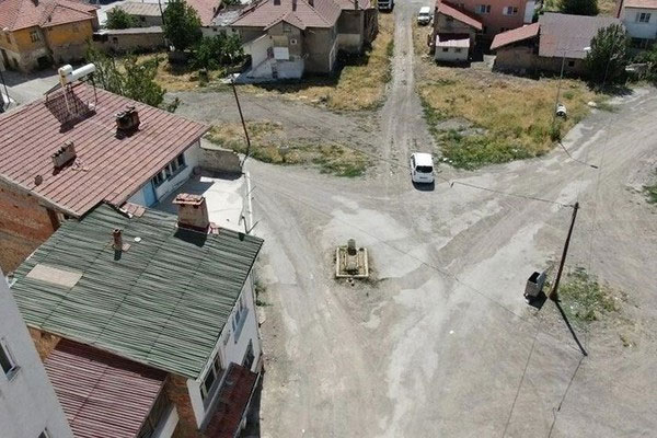 Picture 1 of Mysterious tomb in the middle of the street in Turkey