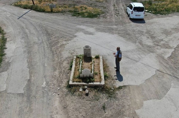 Picture 2 of Mysterious tomb in the middle of the street in Turkey