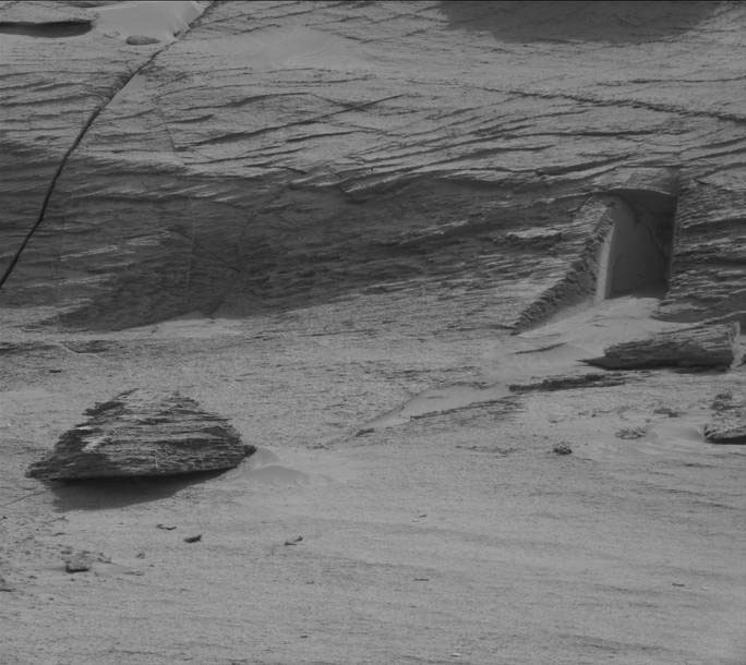Picture 2 of NASA claims: Mysterious door on Mars is 'entrance to ancient past'