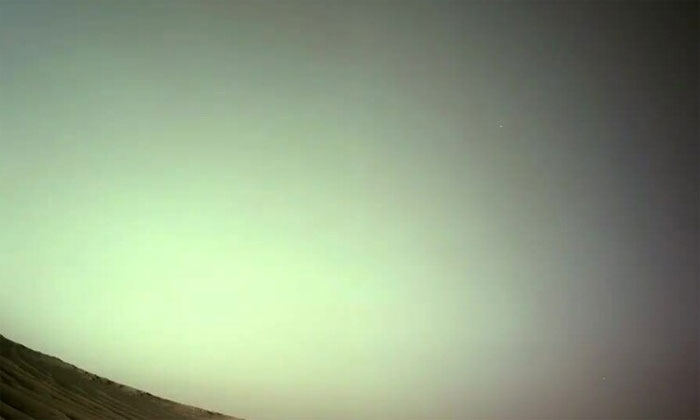 Picture 1 of NASA robot captures Mars moon at an altitude of 23,458km