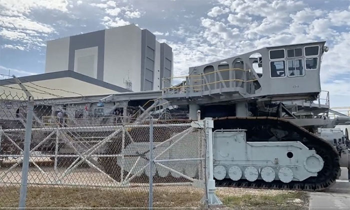 NASA starts the 2.9 million kg vehicle carrying rockets Picture 1
