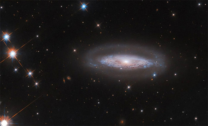 Picture 1 of NASA/ESA releases image of 'king of monsters' weighing 65 million Suns