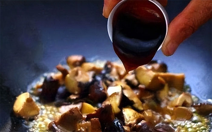 Picture 3 of Note when using oyster sauce to avoid harming health and food quality
