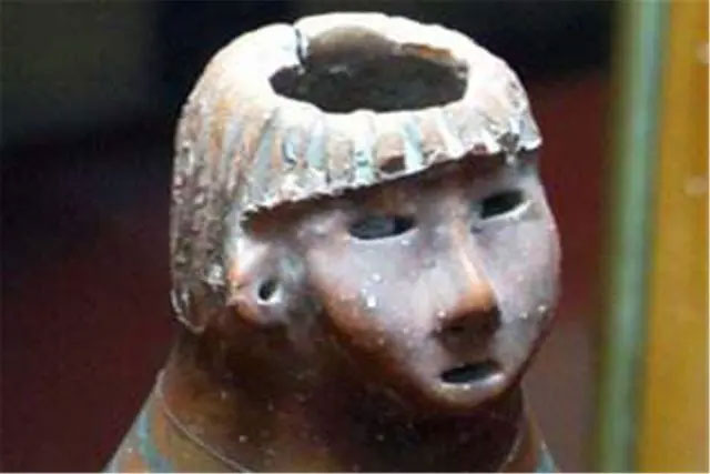 Old farmer dug up a vase with a human face and threw it in the kitchen corner, experts say it is a national treasure Picture 3
