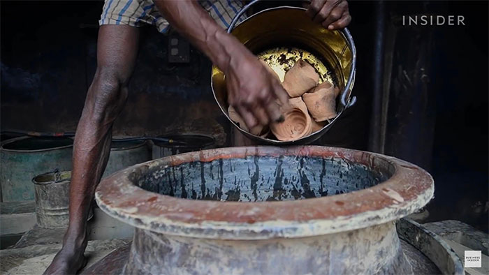 Overview of the production process of 'expensive' earthy perfumes in India Picture 10