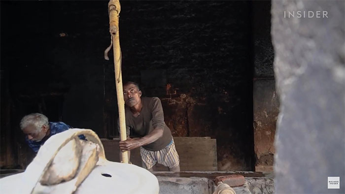 Overview of the production process of 'expensive' earthy perfumes in India Picture 7
