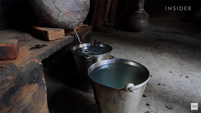Overview of the production process of 'expensive' earthy perfumes in India Picture 9