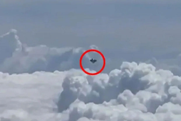 Passenger on plane records close-up of diamond-shaped UFO Picture 1