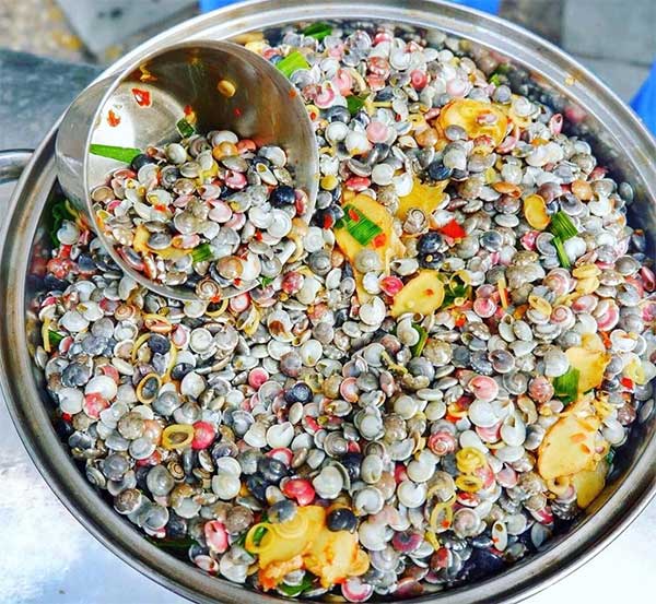 Picture 3 of People enjoy the 'button-sized, brightly colored' snail dish without knowing the terrifying truth behind it.