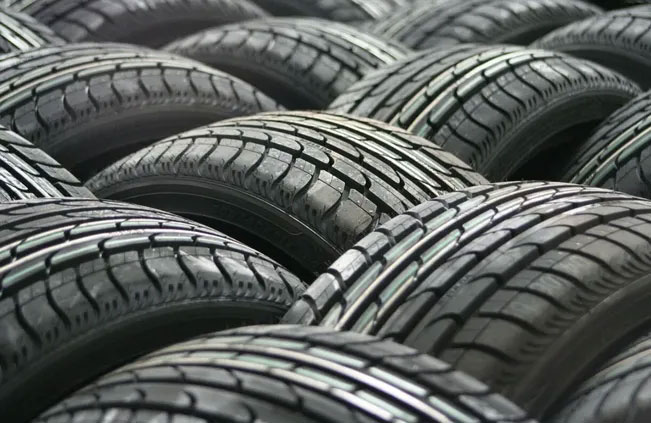 Plastic particles from tires make it difficult for many fish and shrimp to swim and die abnormally Picture 1