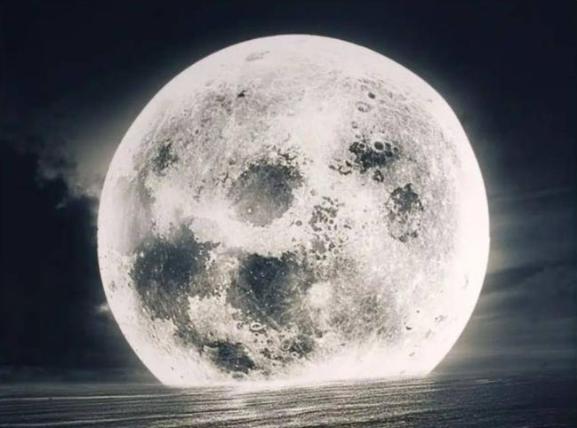 Probe finds 'strange' thing on the back of the Moon, experts step in and successfully decode it Picture 1